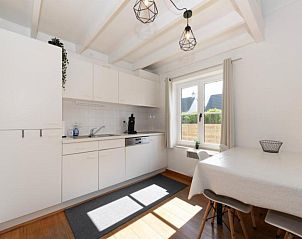 Lichte keuken en eetruimte in vakantiehuis Nieuwendamme H114, Lombardsijde, West-Vlaanderen, Belgi, met moderne inrichting en veel daglicht.