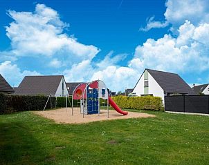 Speeltuin bij vakantiehuis Nieuwendamme H114 in Lombardsijde, West-Vlaanderen, biedt een kindvriendelijke omgeving met glijbaan en schommels.