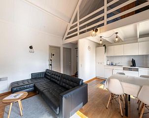 Gezellige woonkamer van vakantiehuis Nieuwendamme H114 in Lombardsijde, West-Vlaanderen met moderne keuken en comfortabele zithoek.