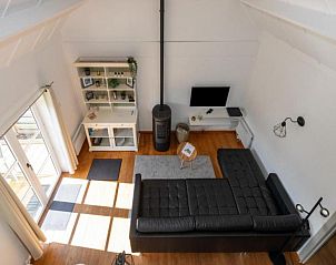 Gezellige woonkamer van Nieuwendamme H114 vakantiehuis in Lombardsijde, West-Vlaanderen met moderne inrichting en veel natuurlijk licht.