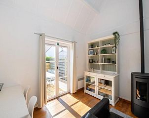 Gezellige woonkamer van vakantiehuis Nieuwendamme H114 in Lombardsijde, West-Vlaanderen, met uitzicht op het zonnige terras.