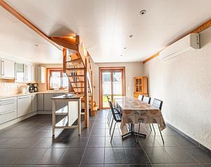 Ruime keuken en eetruimte in vakantiehuis Nieuwendamme 108 in Lombardsijde, West-Vlaanderen, Belgi, met moderne inrichting.