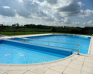 Geniet van het zwembad bij vakantiehuis Nieuwendamme 108 in Lombardsijde, West-Vlaanderen, omgeven door groene natuur.