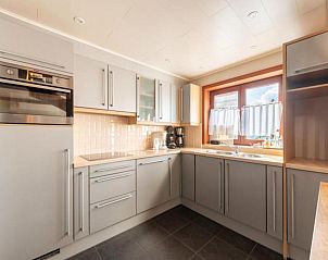 Moderne keuken in vakantiehuis Nieuwendamme 108 in Lombardsijde, West-Vlaanderen, Belgi, met grijze kasten en veel natuurlijk licht.