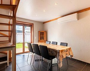 Gezellige eetkamer in vakantiehuis Nieuwendamme 108, Lombardsijde, West-Vlaanderen met uitzicht op de tuin en moderne inrichting.