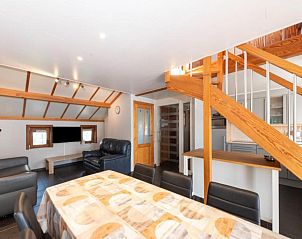 Gezellige woonkamer van vakantiehuis Nieuwendamme 108 in Lombardsijde, West-Vlaanderen, met moderne inrichting en houten accenten.