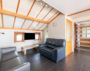 Gezellige zithoek in vakantiehuis Nieuwendamme 108, Lombardsijde, West-Vlaanderen, met comfortabele banken en moderne inrichting.