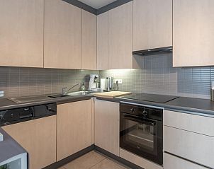 Moderne keuken in vakantiehuis Nieuwendamme 40C, Lombardsijde, West-Vlaanderen, Belgi, met stijlvolle inrichting voor een comfortabel verblijf.