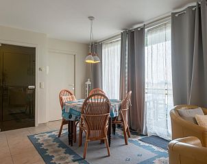 Gezellige eetkamer in vakantiehuis Nieuwendamme 40C, Lombardsijde, West-Vlaanderen met veel lichtinval en stijlvolle inrichting.