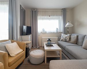 Gezellige woonkamer van vakantiehuis Nieuwendamme 40C in Lombardsijde, West-Vlaanderen, Belgi, met comfortabele zitruimte.