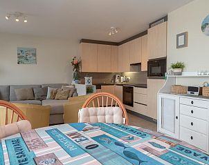 Gezellige woonkamer en keuken in vakantiehuis Nieuwendamme 40C, Lombardsijde, West-Vlaanderen, ideaal voor een ontspannen verblijf.