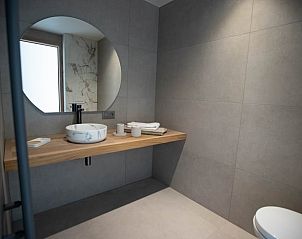 Moderne badkamer in Vakantiehuisje in Houthulst, West-Vlaanderen, met stijlvolle afwerking.