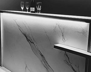 Elegant ingerichte bar in Vakantiehuisje in Houthulst, West-Vlaanderen, voor een luxe ervaring.