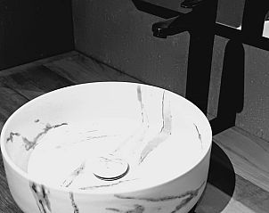 Detail van een marmeren wastafel in Vakantiehuis in Houthulst, stijlvol en modern verblijf in West-Vlaanderen.