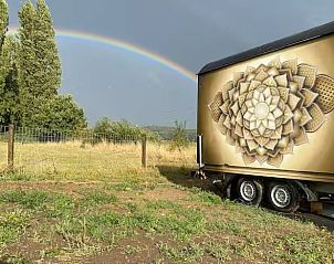 Stijlvolle badkamer in Vakantiehuisje in Bellegem, West-Vlaanderen met houten bad en rustieke inrichting, ideaal voor ontspanning.