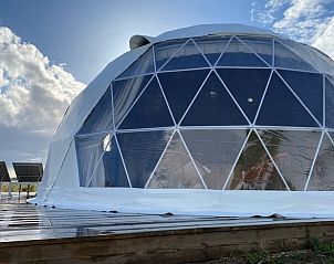 Ontspan in de hot tub van Vakantiehuisje in Bellegem, West-Vlaanderen, met prachtig uitzicht op de landelijke omgeving van Belgi.