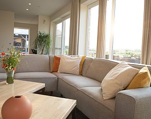 Gezellige woonkamer in 't Pandoerhof, Langemark-Poelkapelle, West-Vlaanderen. Comfortabele zithoek met uitzicht op de natuur.