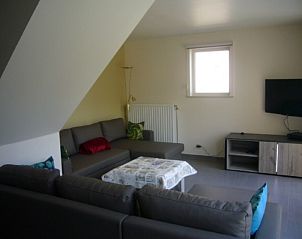 Stijlvolle woonkamer in vakantiehuis Lombardsijde, Lombardsijde-Middelkerke, West-Vlaanderen, Belgi met comfortabele bank.