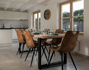 Gemtliches Esszimmer in Casa di Luna, einem Ferienhaus in Lombardsijde-Middelkerke, Westflandern, mit moderner Einrichtung und viel Tageslicht.