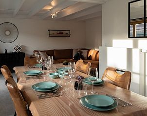 Gemtliches Ess- und Wohnzimmer des Ferienhauses Casa di Luna in Lombardsijde-Middelkerke, Westflandern, mit stilvoller Einrichtung.