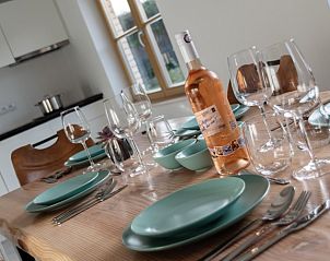 Gemtlicher Essbereich im Ferienhaus Casa di Luna in Lombardsijde-Middelkerke, Westflandern, mit gedecktem Tisch und moderner Kche.