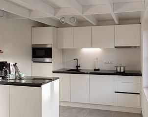 Moderne Kche im Ferienhaus Casa di Luna, Lombardsijde-Middelkerke, Westflandern, Belgien, mit stilvoller Einrichtung und luxuriser Ausstattung.