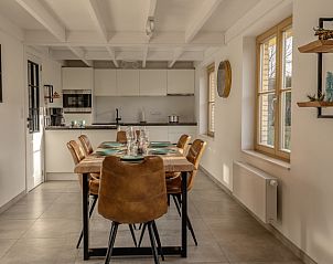 Modernes Esszimmer im Ferienhaus Casa di Luna, Lombardsijde-Middelkerke, Westflandern, mit stilvoller Einrichtung und viel Tageslicht.