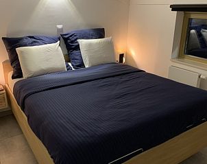 Gemtliches Schlafzimmer in Casa di Luna, einem Ferienhaus in Lombardsijde-Middelkerke, Westflandern, mit bequemem Doppelbett.