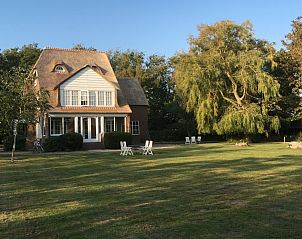 Schattiger Garten im Ferienhaus Villa Vacuna am Meer in Belgien, ideal zum Entspannen.
