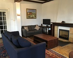 Gemtliches Wohnzimmer in der Villa Vacuna am Meer, belgische Kste, mit Kamin und bequemen Sofas.
