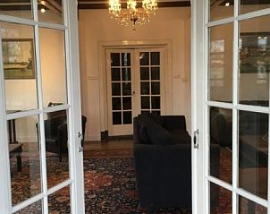 Elegante Flgeltren im Ferienhaus Villa Vacuna am Meer, belgische Kste, mit Blick in den Garten.