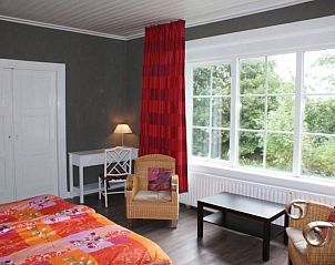 Helles Schlafzimmer in der Villa Vacuna am Meer, belgische Kste, mit groen Fenstern und Blick auf die Natur.