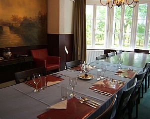 Esszimmer in der Villa Vacuna am Meer, belgische Kste, mit langem Tisch und Blick auf den Garten.