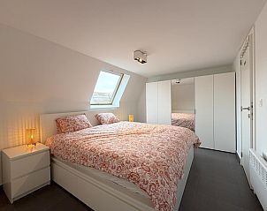Gemtliches Schlafzimmer im Ferienhaus Home sweet home, De Panne, Westflandern, mit bequemem Bett und viel Tageslicht.
