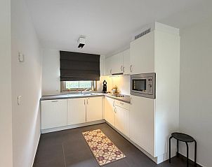 Moderne Kche im Ferienhaus Home Sweet Home, De Panne, Westflandern, Belgien, mit stilvoller Einrichtung und allen Annehmlichkeiten fr einen komfortablen Aufenthalt.