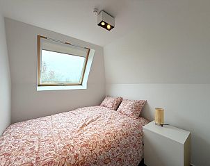 Gemtliches Schlafzimmer im Ferienhaus Home Sweet Home, De Panne, Westflandern, mit bequemem Bett und viel Tageslicht.