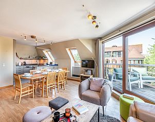Gezellige binnenruimte van vakantiehuis Donny in De Panne, West-Vlaanderen met open keuken en zonnig terras.