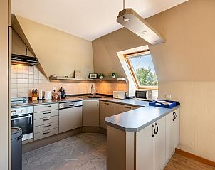 Moderne keuken in vakantiehuis Donny, De Panne, West-Vlaanderen. Gezellige binnenruimte met veel licht en uitzicht op de natuur.