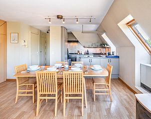 Gezellige eetruimte in vakantiehuis Donny, De Panne, West-Vlaanderen, Belgi. Geniet van een moderne keuken en ruime eettafel.