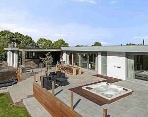 Terrace with jacuzzi at vacation home Ren in Lichtervelde, West Flanders.