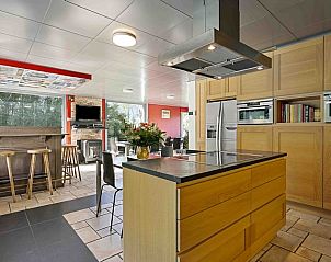 Modern kitchen with bar in vacation home Ren in Lichtervelde, Belgium.
