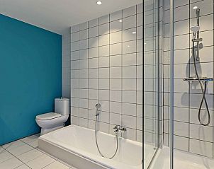 Modern bathroom with shower in vacation home Ren, Lichtervelde, West Flanders.