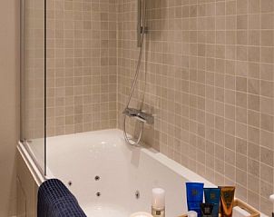 Elegant bathroom with bathtub in Residence Commodore No. 135, apartment in Knokke, West Flanders, Belgium for relaxation.