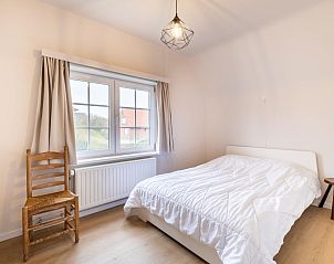 Sfeervolle slaapkamer in vakantiehuis LaCte, Sint-Idesbald, West-Vlaanderen, met comfortabel bed en rustgevend uitzicht op de omgeving.