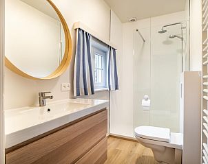 Moderne badkamer in vakantiehuis LaCte, Sint-Idesbald, West-Vlaanderen met ruime douche en stijlvolle wastafel.