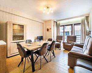 Gezellige woonkamer in vakantiehuis Costa Tweede, Sint-Idesbald, met moderne inrichting en ruim zitgedeelte in West-Vlaanderen, Belgi.