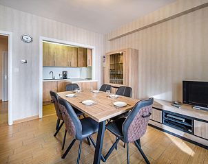 Gezellige eetruimte van vakantiehuis Costa Tweede in Sint-Idesbald, West-Vlaanderen, met moderne keuken en stijlvolle inrichting.