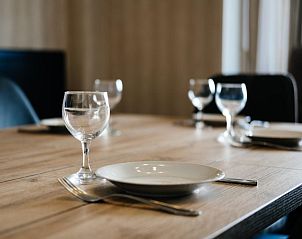 Gezellige eetruimte in vakantiehuis Costa tweede, Sint-Idesbald, West-Vlaanderen. Stijlvolle tafeldekking voor een comfortabel verblijf.