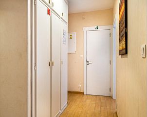 Entree van vakantiehuis Costa tweede in Sint-Idesbald, West-Vlaanderen met lichte gang en moderne kastopslag.