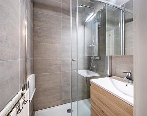 Moderne badkamer in vakantiehuis Costa tweede, Sint-Idesbald, West-Vlaanderen met stijlvolle douche en wastafel.